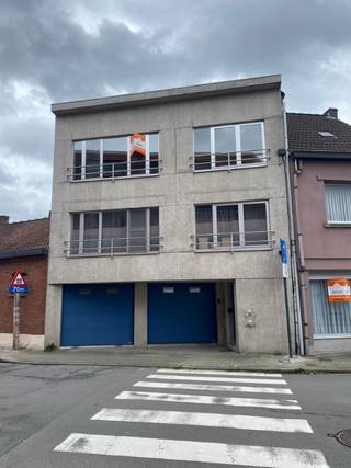 Op wandelafstand van het centrum van Sint Gillis, Dendermonde, station en dergelijke bevindt zich dit ruim 2 slaapkamer appartement.<br />Het omvat een leefruimte met open keuken, terras, 2 slaapkamers, berging en badkamer met douche. Op het gelijkvloers heeft u een grote garage met berging. <br />Voor meer info mail vero@berno.be of bel 052/20 24 40.