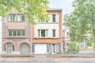 [[ DIT PAND NEEMT DEEL AAN DE ERA OPEN HUIZEN DAG OP 19/9 VAN 17:30 TOT 18:30 ]]
<p>Ruime woning, vergund als tweewoonst, gelegen tussen het Boekenbergpark en het Te Boelaerpark.</p>

<p>Deze belétage combineert een ruime bewoonbare oppervlakte met een aangename tuin en een grote garage, ideaal voor gezinnen of wie extra ruimte zoekt. De woning is bovendien vergund als tweewoonst, wat interessante mogelijkheden biedt voor kangoeroewonen, een combinatie van wonen en werken of een investering. Dankzij de ligging in een groene woonomgeving nabij scholen, openbaar vervoer en parken geniet je hier van een uitstekende bereikbaarheid en een aangename leefomgeving. De combinatie van ruimte, functionaliteit en ligging maakt dit huis bijzonder aantrekkelijk in Deurne-Zuid.</p>

<p> </p>

<p>Belangrijkste ruimtes:<br />• Inkomhal met vestiaire op elke verdieping<br />• Twee lichtrijke woonkamer (24,6 m²)<br />• 2 keukens van elk (5,76 m²)<br />• 4 slaapkamers, 2 op elke verdieping<br />• 2 badkamers<br />• Berging (13,4 m²) op het gelijkvloers<br />• Garage (40,6 m²) met automatische sectionale poort en aansluiting voor wasmachine<br />• Terras (6 m²) op zowel de eerste als tweede verdieping<br />• Tuin van 71 m²</p>

<p>Troeven:<br />• Vergund als tweewoonst met diverse gebruiksmogelijkheden<br />• Grote bewoonbare oppervlakte met tuin en ruime garage<br />• Gegeerde ligging tussen het Boekenbergpark en het Te Boelaerpark</p>

<p>Neem vandaag nog contact op voor meer informatie of een bezoek. JOUW DROOMHUIS. ZO GEVONDEN!</p>