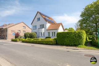 Karaktervolle landelijke villa met polyvalente praktijkruimte op uitzonderlijk perceel van 31a65 in Rijkhoven<br /><br />In het groene en rustige Rijkhoven bevindt zich deze charmante landelijke villa op een prachtig perceel van maar liefst 31a65. Een unieke eigendom waar ruimte, privacy en multifunctioneel wonen perfect samenkomen.<br /><br />Bij het betreden van de woning word je verwelkomd in een royale en lichtrijke leefruimte met indrukwekkend zicht op het terras, de diepe tuin en de achterliggende weilanden. De landelijke omgeving en het open uitzicht zorgen hier voor een bijzonder rustgevend gevoel.<br /><br />Een absolute troef van deze woning is de zeer ruime polyvalente praktijkruimte met aparte ingang. Deze ruimte biedt tal van mogelijkheden en is ideaal voor een vrij beroep, kantoor aan huis, hobbyruimte of extra leefgedeelte.<br /><br />Het magnifieke terras vormt de perfecte plek om te genieten van de uitzonderlijke tuin en het prachtige vergezicht. De tuin heeft een diepte van maar liefst 112 meter en biedt volledige privacy. Bovendien werd reeds een put uitgegraven en beton voorzien voor de aanleg van een zwembad.<br /><br />De villa beschikt over 4 slaapkamers verdeeld over de verdiepingen. Op het eerste verdiep bevinden zich 2 slaapkamers en een badkamer uitgerust met ligbad, dubbele wastafel en toilet. Op het gelijkvloers is er een tweede badkamer met douche en toilet. Het tweede verdiep herbergt nog eens 2 extra slaapkamers.<br /><br />Verder beschikt de woning over:
<ul>
	<li>een ruime kelder onder de woning</li>
	<li>een mooie voortuin</li>
	<li>een grote carport voor 2 wagens</li>
	<li>een tuinhuis</li>
	<li>alarmsysteem</li>
	<li>14 zonnepanelen</li>
	<li>verwarming op mazout</li>
</ul>
Extra troef: het dak werd in 2012 volledig gerenoveerd.<br /><br />Deze op te frissen eigendom combineert landelijke charme, uitzonderlijke volumes en professionele mogelijkheden op een unieke locatie. Een zeldzame kans voor wie op zoek is naar ruimte, rust en het potentieel om de woning volledig naar eigen smaak te moderniseren.<br /><br />Voor meer info of een bezoek ter plaatse neem dan contact op met 0478 30 04 25 of michiel@vestio.com