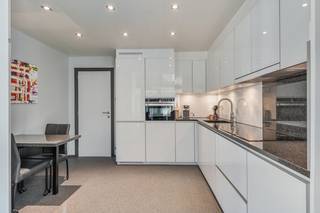 <strong>🏡 Te koop – Instapklare, gerenoveerde gelijkvloerse woning te Balen. Centraal maar rustig wonen.</strong><br /><br />In de Kolfstraat in Balen vinden we deze verzorgde en instapklare gelijkvloerse woning, waar comfort, praktische indeling en onderhoudsgemak centraal staan.<br /><br />✨ Bij het binnenkomen word je verwelkomd in een verzorgde inkomhal met toegang tot de ruime woonkamer.<br />De leefruimte met de natuurlijke lichtinval is een zeer gezellige zithoek.<br />In de woonkamer werd bovendien een afzonderlijke bureauruimte geïntegreerd, ideaal als thuiswerkplek of rustige werkruimte.<br /><br />De woning is voorzien van rolluiken en een domotica-systeem, waarmee onder andere de rolluiken eenvoudig bediend kunnen worden.<br /><br />🛋️ Vanuit de woonkamer is er toegang tot de drie slaapkamers.<br /><br />De badkamer is volledig vernieuwd en is modern en praktisch ingericht.<br />Daarnaast is er een afzonderlijk gastentoilet aanwezig.<br /><br />🍳 De volledig geïnstalleerde keuken is een echte troef. Deze werd vernieuwd en afgewerkt met hoogwaardige materialen en voorzien van alle nodige toestellen.<br />De moderne keuken oogt kwaliteit en biedt alles wat nodig is voor dagelijks comfort.<br /><br />Aansluitend bevindt zich een praktische berging met ingemaakte kasten en aansluitingen voor wasmachine en droogkast.<br /><br />✨ Ook de afwerking van de woning is bijzonder onderhoudsvriendelijk.<br />De vloer in steentapijt is niet alleen stijlvol, maar ook zeer gemakkelijk in onderhoud.<br /><br />🌿 Buiten geniet je van een onderhoudsvriendelijke tuin met een aangenaam afdak, ideaal om op zonnige dagen gezellig buiten te zitten.<br />De tuin werd praktisch aangelegd en vraagt weinig onderhoud.<br /><br />Verder beschikt de woning over een ruime garage met extra opslagruimte en een carport naast de woning. Dus voldoende parkeermogelijkheden.<br /><br />☀️ Extra troeven:<br />- Gelijkvloerse woning met 3 slaapkamers<br />- Vernieuwde badkamer en keuken<br />- Domotica-systeem en rolluiken<br />- Dubbele beglazing met zonwerende beglazing aan de zonnekant<br />- Ruime garage, extra opslagruimte en carport<br />- Onderhoudsvriendelijke tuin met afdak<br />- Gasverwarming<br /><br />🏡 Een comfortabele woning op één niveau, ideaal voor wie op zoek is naar een instapklare woning met een praktische indeling, mooie afwerking en weinig onderhoud.<br /><br />Interesse? Neem gerust contact met ons op voor meer informatie of een bezoek ter plaatse.
