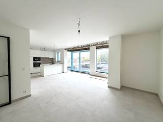 Ontdek dit recent gebouwde appartement in het hart van Zwevegem, waar comfort, licht en moderne afwerking samenkomen.IndelingRuime en lichtrijke...