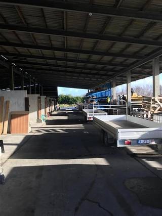 <p>Op 9min van de E40 te Aalter (6,5km) en op 8min van de E40 te Beernem (6,8km) staan deze boxen te huur in een open geventileerde loods. Alle faciliteiten zijn aanwezig zoals transpallet, heftruck, sanitair, 400Volt,... Het huren van meerdere boxen is steeds mogelijk indien beschikbaar.<br />De loodsen bevinden zich op een afgesloten terrein met camerabewaking.<br /><br /><span>Specificaties box nr. 4:</span><br />Onmiddelijk vrij<br />Afgesloten terrein met automatische toegangspoort /afstandsbediening<br />Open geventileerde loods<br />Iedere box is nog eens afgesloten met een eigen poort<br />Droge opslagplaats<br />Sanitair/wc/water aanwezig<br />Heftruck op gas 2.5 TON<br />Transpallet aanwezig<br />Afvalcontainer mogelijk <br />Eigen spanningsbord 400Volt<br />Te huur per compartiment<br />Afmeting 11 x 5.5 meter / box<br /><br /><span>Bezoek loods:</span> na afspraak</p>