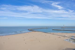 STANDINGVOL TWEE-SLAAPKAMER APPARTEMENT MET UITGESTREKT ZEEZICHT IN OOSTENDE<br />Gelegen op een absolute toplocatie, op de hoek van de Albert I-Promenade en de Kapucijnenstraat, bevindt zich dit ruime appartement in de standingvolle Residentie Paris. Vanuit de prachtige woonkamer met karaktervolle rotonde geniet u van een schitterend en uitgestrekt zicht over de zee, de strekdam en de kustlijn.<br />Het appartement omvat een ruime en lichtrijke woonkamer met panoramisch zeezicht, een open keuken, een afzonderlijk toilet met vestiaire, twee ruime slaapkamers en een badkamer.<br />Daarnaast beschikt de residentie over een privatieve kelder en een ruime gemeenschappelijke fietsenberging.<br />Een bijkomende troef is de mogelijkheid tot aankoop van een autostandplaats in het Europacentrum. Ook bestaat er de mogelijkheid om een autostandplaats in de nabije omgeving te huren.<br />Een uitzonderlijke ligging, prachtige vergezichten en ruime leefruimtes maken dit appartement tot een ideale vaste verblijfplaats of tweede verblijf aan zee.
<ul>
<li>Oppervlakte: 93m²</li>
<li>Standingvolle residentie met geen grote investeringen</li>
<li>Mogelijkheid tot huren of kopen autostandplaats</li>
<li>Positieve elektrische keuring</li>
<li>Mogelijkheid om vakantieverhuur te doen</li>
<li>EPC: 180</li>
</ul>