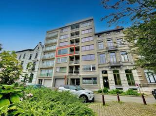 <p>This energy-efficient 2-bedroom apartment, equipped with all contemporary living comforts, with a net living area of 84 m², is located on the third floor of the residence "Schreurs" and comprises: an entrance hall, a storage room, a bright spacious living room, a separate fully equipped kitchen with access to the first terrace, two full bedrooms, one of which offers access to the second south-east oriented sun terrace, a separate guest toilet and a bathroom with bathtub and single washbasin cabinet. There is also another individual underground cellar. Monthly provision for water and common charges: 100€. Individual meters for private consumption of electricity and natural gas. This comfortable apartment is located near public transport and several access roads leading to the motorways towards Brussels and Liège, as well as a short walking distance from a city park, the Sportoase and of course the picturesque and vibrant Leuven city center. Immediately available! For more information or a first visit: frederik@immo-time.be.</p>