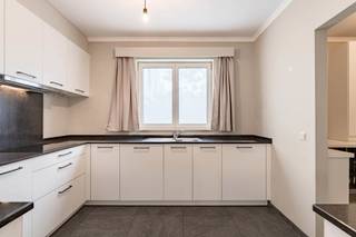 Op wandelafstand van het centrum van Hasselt is dit mooi onderhouden, gelijkvloers appartement gelegen. Het cultureel centrum, stadspark, winkels, openbaar vervoer,... bevinden zich in de directe omgeving (wandelafstand). Via de Luikersteenweg is het Anne Frankplein heel vlot bereikbaar. <br />Het appartement werd door de huidige eigenaars doorheen de jaren zeer goed onderhouden. De inkomhal is voorzien van een gastentoilet. De ruime L-vormige leefruimte heeft grote raampartijen die zorgen voor veel natuurlijk licht. Aansluitend is er een ruime open keuken voorzien van alle toestellen en afgewerkt met een natuurstenen tablet. Naast de keuken is er een handige berging met aansluiting voor een wasmachine en droogkast. Via de nachthal kom je in de 2 slaapkamers waarvan er 1 voorzien is van een ruime dressing. De badkamer is uitgerust met een inloopdouche, toilet en een lavabomeubel. Het terras (30m²) is westelijk georiënteerd met aansluitend een autostaanplaats. <br /><br />TROEVEN:<br />+ Elektriciteit conform<br />+ EPC label C = geen renovatieverplichting<br />+ Asbestveilig (bj 2003)<br />+ instapklaar<br />+ gelijkvloers met groot terras<br />+ parking aan appartement<br />+ residentiële omgeving<br /><br />Interesse? info@puur-groep.be of 011/873307
