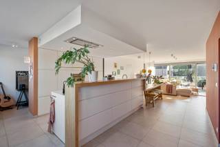 <p>Ruime woning met 4-slpk, terras, tuin en 2 parkeerplekken</p><p>Mail of bel voor info of een bezoek.</p><p>________</p><p>Deze instapklare woning in Wilsele biedt 169 m² woonruimte, vier slaapkamers, twee badkamers en een ruim terras met aansluitende tuin en 2 parkeerplaatsen. Een duplex met het gevoel van een huis. De enige wooneenheid in het gebouw.</p><p>De lichtrijke leefruimte sluit aan op een open keuken met kookeiland, ingebouwde gashaard en maatkasten. Een praktische berging en een bureauhoek bevinden zich eveneens op het eerste verdiep. Via het grote schuifraam stap je rechtstreeks op het grote terras en de aansluitende tuin. Ideaal om buiten te eten, ravotten, ontspannen of gezellig samen te zijn.</p><p>Op de bovenverdieping vind je:<br />- 4 slaapkamers met ingebouwde kasten<br />- 2 badkamers, waarvan één ensuite bij de master bedroom</p><p>Ook een ruime zolder voor extra opslag is aanwezig en niet meegerekend in de bewoonbare 169m2!</p><p>De woning werd gebouwd in 2013 en heeft een EPC-score van 88 kWh/m² per jaar. Je beschikt over vloerverwarming, een condensatieketel, ventilatiesysteem type C, hoogrendementsglas, isolatie en automatische zonwering.</p><p>Met 2 parkeerplaatsen achteraan en je eigen laadpaal voor elektrische wagens zit je alvast qua parkeergelegenheid ook tip-top!</p><p>Winkels zoals Aldi en Delhaize, een bakker, beenhouwer, scholen en kinderopvang liggen vlakbij. Eveneens als goede frituren! Een bushalte bevindt zich voor de deur en met de fiets bereik je het centrum van Leuven in 10 tot 15 minuten, afhankelijk van de benen. Ook de autosnelweg is vlot bereikbaar.</p><p>Liever in't groen? Steek de straat over en je wandelt via de fietspaden de weivelden in richting Wijgmaal. Of wandel richting de Kesselberg en vertoef daar op hoogte met zicht op de skyline van Leuven.</p>
