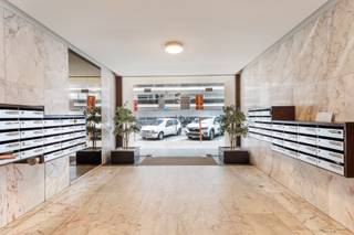 Instapklaar handels/kantoorruimte op een commerciële topligging in de gegeerde residentiele buurt Sint-Katarinawijk. Het pand is gelegen op 5...