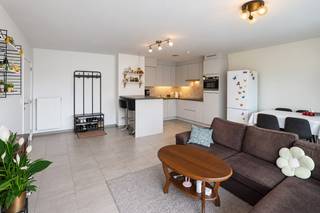 Instapklaar appartement met zuidgericht terras, garage en prachtig uitzicht<br /><br />Op een centrale en rustige ligging tussen Zelzate en Assenede bevindt zich dit perfect onderhouden appartement in de kleinschalige en rustige Residentie Jamboree. Het gebouw werd opgeleverd in 2016 en beschikt over een lift, waarmee je het appartement op de eerste verdieping gemakkelijk en comfortabel bereikt.<br /><br />Bij het binnenkomen valt meteen de aangename, lichtrijke open leefruimte op. Dankzij de grote raampartijen geniet je hier van een prachtig uitzicht en veel natuurlijk licht. Aansluitend bevindt zich de volledig uitgeruste keuken met eiland, ingebouwde oven en vaatwasser. De open indeling zorgt voor een gezellige en praktische leefomgeving.<br /><br />Het appartement beschikt over twee ruime slaapkamers, die voldoende plaats bieden voor een comfortabel bed, kasten en eventueel een bureau of dressing. Verder is er een verzorgde badkamer met zowel een douche als een ligbad, een apart toilet en een ruime berging.<br /><br />Een absolute troef is het zuidgerichte terras met glazen balustrade. Hier kan je in alle rust genieten van de zon en het mooie uitzicht. Een ideale plek om 's ochtends rustig te ontbijten of 's avonds gezellig te ontspannen.<br /><br />Ook op praktisch vlak heeft dit appartement heel wat te bieden. Zo beschikt het over een afzonderlijke en afgesloten garage met elektrische poort. Daarnaast is er op het terrein nog extra parkeergelegenheid aanwezig.<br /><br />Het appartement is niet alleen perfect onderhouden, maar ook bijzonder energiezuinig. Met een uitstekende EPC-score van slechts 59 kWh/m²/jaar geniet je van een gunstig energieverbruik. In combinatie met de lage gemeenschappelijke kosten maakt dit het appartement financieel extra interessant.<br /><br />Dankzij de combinatie van de rustige maar centrale ligging, de ruime slaapkamers, het prachtige uitzicht, het zuidgerichte terras, de garage en de uitstekende energieprestatie is dit een ideaal startersappartement. Tegelijk biedt het door de beperkte kosten en energiezuinigheid ook uitstekende mogelijkheden als investering.<br /><br />Een instapklaar appartement met veel comfort, een prachtig uitzicht en bijzonder gunstige energieprestaties. Absoluut een bezoek waard! Bel WIJSvastgoed op +32 9 395 80 10 !