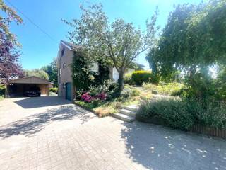 Ledegem - Ruime woning met 4 slaapkamers in een groene omgeving.<br /><br />Deze charmante villa verrast met haar ruime en lichtrijke leefruimtes, een stijlvolle ingerichte keuken met kookeiland en prachtig zicht op de tuin. <br />Het aangename terras nodigt uit tot lange ontbijtjes in de ochtendzon en gezellige avonden met familie en vrienden.<br /><br />Buiten geniet u van een mooi aangelegde tuin met fruitbomen, terwijl de rustige omgeving en de verzorgde afwerking van de woning zorgen voor een onmiddellijk thuisgevoel.<br />Kom zelf de ruimte, het licht en de warme sfeer ontdekken tijdens een bezoek. Deze woning moet u gezien hebben!<br /><br />Indeling<br />Gelijkvloers:<br />• Garage, douchekamer, slaapkamer, waskamer, hobbyruimte (met sauna!)<br />1e verdiep:<br />• Inkom, toilet, bureauruimte/slaapkamer, slaapkamer, badkamer, open leefruimte met aansluitend de keuken, ruime eethoek en veranda<br />2e verdiep:<br />• 2 slaapkamers <br />• Zolderruimte<br />Troeven:<br />• Ingebouwde garage + carport<br />• 4 slaapkamers/ 5 mogelijk<br />• Onderhouden ruime groene tuin<br />• Veel natuurlijk licht<br />• Instapklaar<br />Bijkomende pluspunten die in en buiten het huis blijven staan. Noorse houtkachel, terrastafel en 8 stoelen, grote parasol op staander, glazen windscherm Biohort buitenbergplaats, en een sauna<br />