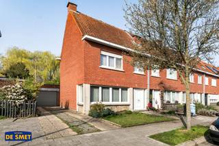 Bent u op zoek naar een rustig gelegen woning in een aangename buurt?Dan is dit te vernieuwen eigendom ongetwijfeld iets voor u!Deze halfopen...