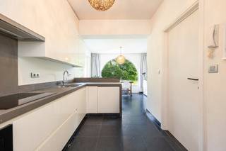 <p><span><strong>CHARMANTE EN DEGELIJK GEBOUWDE VILLA MET 4 SLAAPKAMERS - SCHOTENHOF<br /></strong><strong>Immo Point VANDAELE</strong> heeft het genoegen u deze uitstekend onderhouden villa voor te stellen. Gelegen op een gunstige locatie in het residentiële en groene <strong>Schotenhof</strong> en met de <strong>mogelijkheid tot volledig gelijkvloers wonen</strong>. Met een indrukwekkende <strong>perceelbreedte van 40 meter</strong> geniet u hier van een groene oase met maximale <strong>privacy</strong>.</span></p>
<p><span><strong><br />INDELING VAN DE VILLA</strong></span></p>
<p><span><strong>Gelijkvloers:<br /></strong>* Inkomhal: Royale inkom op een duurzame natuurstenen vloer, voorzien van een afzonderlijk gastentoilet.</span><br /><span>* Leefruimte (ca. 45m²): Lichtrijke woonkamer afgewerkt met een klassieke visgraatparket.</span><br /><span>* Keuken (ca. 20m²): Ruime leefkeuken op natuursteen, volledig uitgerust met alle nodige inbouwtoestellen.</span><br /><span>* Slaapkamers 1 & 2: Twee volwaardige slaapkamers (ca. 16m² en 14m²).</span><br /><span>* Badkamer 1: Uitgerust met een douche en lavabomeubel.</span><br /><br /><span><strong>Eerste verdieping:<br /></strong>* Slaapkamer 3 (ca. 23 m²): Royale hoofdslaapkamer voorzien van een praktische en-suite dressing.</span><br /><span>* Slaapkamer 4 (ca. 19 m²): Ruime tweede slaapkamer op deze verdieping.</span><br /><span>* Badkamer 2: Uitgerust met ligbad, aparte douche, dubbele lavabo en toilet.</span><br /><span>* Zolderruimte (ca. 27 m²): Vlot toegankelijke opbergzolder op dezelfde verdieping.</span><br /><br /><br /><span><strong>Buitenruimte & Tuin:<br /></strong>* Perceel & Privacy: Gelegen op een riant perceel met een straatbreedte van 40 meter, wat zorgt voor volledige privacy.</span><br /><span>* Terrassen: Volledig aangelegd in hoogwaardige natuursteen.</span></p>
<p><span><strong><br />Garage, Parkeren & Technieken:<br /></strong>* Parkeergelegenheid: Inpandige garage (ca. 20 m²) plus een ruime oprit voor meerdere voertuigen.</span><br /><span>* Schrijnwerk & Beveiliging: Duurzaam houten schrijnwerk met dubbele beglazing, uitgerust met rolluiken en een alarminstallatie.</span><br /><span>* Kruipkelder: Praktisch onder de gehele woning voor het eenvoudig onderhouden of aanpassen van leidingen en technieken.</span></p>
<p><span><strong><br />Belangrijkste troeven op een rij:<br /></strong><strong>* Gunstige locatie:</strong> Residentieel en groen gelegen in <strong>Schotenhof</strong>, vlakbij diverse scholen, sportclubs en het openbaar vervoer. Zowel het centrum van Schoten als dat van 's-Gravenwezel liggen op korte afstand.</span><br /><span><strong>* Gelijkvloers wonen:</strong> 2 slaapkamers en 1 badkamer voorzien op het gelijkvloers.</span><br /><span><strong>* Mooi perceel:</strong> Breed perceel (40 m) met maximale privacy en natuurstenen terrassen.</span><br /><span><strong>* Kwaliteit & Veiligheid:</strong> Degelijk gebouwd, uitstekend onderhouden, voorzien van alarminstallatie, rolluiken en inpandige garage.<br /><br /><strong><br />BEWOONBARE OPPERVLAKTE</strong><br />De vermelde “bewoonbare oppervlakte” is gebaseerd op de “bruikbare vloeroppervlakte” uit het EPC.</span></p>