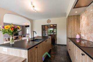Algemeen<br />In de Balgerhoekstraat in Wingene vinden we deze bijzonder ruime woning waar de charme van landelijke architectuur en moderne elegantie op een mooie manier samenkomen. De woning werd met oog voor detail en kwaliteit afgewerkt en biedt een uitzonderlijk gevoel van ruimte, zowel binnen als buiten.<br /><br />Dankzij de landelijke moderne stijl, de royale leefruimtes en de grote tuin is dit een woning die perfect aansluit bij wie op zoek is naar rust, comfort en hedendaags woonplezier. De groene omgeving van Wingene zorgt bovendien voor een aangename woonbeleving, terwijl dagelijkse voorzieningen vlot bereikbaar zijn.<br /><br />Indeling<br />Bij het binnenkomen valt meteen de kwalitatieve afwerking en het gevoel van ruimte op. De woning beschikt over bijzonder ruime leefruimtes, waarbij grote raampartijen zorgen voor een overvloed aan natuurlijk licht en een mooie verbinding met de tuin.<br /><br />De leefruimte vormt samen met de keuken het hart van de woning. Hier is er volop plaats om gezellig samen te komen, te koken en te genieten van het zicht en de rust rondom de woning. De landelijke uitstraling wordt stijlvol gecombineerd met moderne elementen, wat zorgt voor een tijdloos en warm geheel.<br /><br />De woning beschikt maar liefst over vier slaapkamers, waardoor er alle ruimte is voor een groot gezin,hobbyruimte of logeerkamers. Buiten geniet je van een grote tuin om in alle rust van het groen te genieten.<br /><br />Varia<br />Deze woning is een echte combinatie van ruimte, stijl en comfort. Dankzij de energiezuinige voorzieningen geniet je hier van hedendaags wooncomfort met aandacht voor efficiënt energiegebruik.<br /><br />Troeven <br />*Grote tuin <br />*Energiezuinige woning <br />*Perfect en kwalitatief afgewerkt <br /><br />Een woning waar ruimte en gezelligheid hand in hand gaan, met een stijlvolle uitstraling en een afwerking die tot in de puntjes verzorgd is.<br /><br />Plan vandaag nog een bezoek in met Loucka en ontdek jouw toekomstige thuis in Wingene.<br />📞 0469 44 27 57<br />📧 Loucka@gentill.be