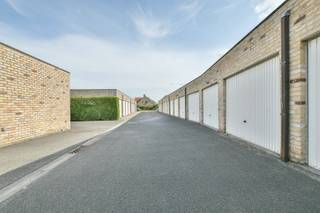 In het centrum van De Haan bevindt zich deze ruime garagebox.<br /><br />Het garagecomplex beschikt over een vlotte in- en uitrit, wat zorgt voor een comfortabele en toegankelijke bereikbaarheid. De garage is ideaal voor eigen gebruik of interessant als investering.<br /><br />Met een oppervlakte van 18,75 m² en afmetingen van 3,10 meter breed op 6,05 meter diep beschikt u over voldoende ruimte voor het parkeren van een wagen, het stallen van fietsen of motoren, of het opbergen van materialen.<br /><br />Interesse? Contacteer ons voor meer informatie!