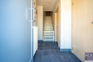 <strong>De ligging</strong><br />Deze <strong>instapklare én energiezuinige woning</strong> is gelegen op het einde van een doodlopende straat, in een aangename en kindvriendelijke woonbuurt. De woning is gelegen op wandelafstand van diverse handelszaken, sport- &amp; cultuurfaciliteiten alsmede het openbaar vervoer. Verscheidene kleuter en lagere scholen zijn vlakbij. Tevens zijn de omliggende centra Deinze/Oudenaarde/Waregem/Zulte allen vlot bereikbaar en is er een goede verbinding tot de E17 en N60. Kortom,<strong> rustig gelegen woning doch met goede bereikbaarheid</strong>.<br /><br /><strong>De woning</strong><br />De woning zelf werd opgericht in 1989 en doorheen de jaren <strong>steeds met enorm veel zorg en liefde onderhouden</strong> alsmede grondig vernieuwd. Zo werd doorheen de jaren het dak van de woning vernieuwd alsook het dak van de leefveranda werd in 2020 vernieuwd. In 2022 werd de volledige badkamer vernieuwd. Bijkomend werd aan energiezuinigheid gedacht door het<strong> isoleren van de muren en het dak</strong> alsook werden er <strong>zonnepanelen </strong>geïnstalleerd en werd de centrale verwarming voorzien van een <strong>energiezuinige condenserende ketel </strong>via aardgas in 2020 en een nieuwe boiler in 2024.<br /><br /><strong>De indeling</strong><br />Gelijkvloers: inkom - afzonderlijk toilet - woonkamer met aanpalend leefveranda met zicht op de tuin (bijkomend voorzien van een airco) - keuken voorzien van alle hedendaagse toestellen - berging met bijkeuken en aansluiting voor wasmachine - technische ruimte met legplanken - inpandige garage met geautomatiseerde poort;<br />Verdieping: nachthal - 3 slaapkamers waarvan de Master Bedroom bijkomend voorzien is van een dressing - badkamer voorzien van toilet, combi ligbad/douche en meubel (volledig vernieuwd in 2022) - handige zolder bergruimte;<br />Volledig omheinde <strong>zuid/zuidwest georiënteerde tuin</strong> met diverse terrassen, 2 tuinbergingen alsmede carport.<br /><br /><strong>Kenmerken</strong><br />- oppervlakte terrein: 851 m²<br />- bruikbare vloeroppervlakte: 176 m² (cf. EPC)<br />- CV via aardgas + condenserende ketel (vernieuwd in 2020)<br />- houten profielen en dubbel glas<br />- dak en muren geïsoleerd<br /><strong>- 5.390 Wp aan zonnepanelen</strong><br />- EPC: 142 kWh/m² jaar - B-label<br /><br /><strong>Troeven</strong><br /><strong>- Instapklare én energiezuinige woning!!</strong><br />- Kraaknet onderhouden!!<br /><strong>- Uitermate rustig gelegen op het einde van een doodlopende straat!!<br />- Verrassend ruime woning!!</strong><br />- Zuid/Zuidwest georiënteerde grote tuin!!<br /><strong>- Prachtige tuin!!</strong><br /><br />Voor meer informatie of een bezoek ter plaatse reageer via het contactformulier of stuur naar info@hckinvest.be