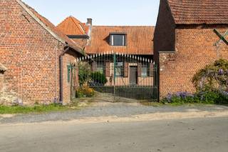 Op de grens van Brakel en Maarkedal, vlakbij het prachtige natuurgebied ’t Burreken, bevindt zich deze karaktervolle hoeve op een perceel van maar liefst 6.610 m², gelegen in agrarisch gebied. De woning situeert zich langs de Hauwstraat waarbij de omliggende gronden zich uitstrekken rond de verschillende bijgebouwen en loodsen. Dankzij de uiterst rustige ligging en de uitstekende bereikbaarheid richting Oudenaarde en Zottegem biedt deze eigendom tal van mogelijkheden. De woning omvat een kelder, een gelijkvloers met leefruimte, keuken, twee slaapkamers en badkamer, evenals een eerste verdieping met ruime zolder en verschillende bergruimtes. Daarnaast beschikt de eigendom over diverse loodsen en schuren met een totale bruto vloeroppervlakte van ca. 698 m². Bent u op zoek naar een eigendom met potentieel op een uitzonderlijke locatie nabij natuur en toch vlot bereikbaar, dan is deze hoeve zeker een bezoek waard. Contacteer Vastgoed Lietaer via 055/500 007 of mail naar info@vastgoedlietaer.be voor meer informatie of stedenbouwkundige inlichtingen. De eigendom is vrij bij akte. Enkel een schriftelijk bod dat door de verkopers wordt aanvaard, leidt tot een verbintenis of verkoop. Positief advies voor het omzetten van de woning (landbouw) naar ééngezinswoning.<br /> 
