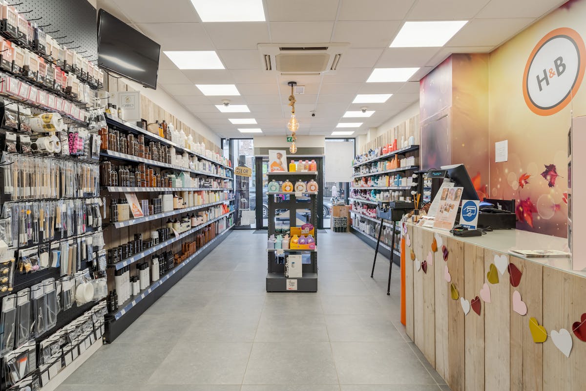 PROPRIÉTÉ COMMERCIALE (221m2) DANS UN EMPLACEMENT PRIVILÉGIÉ DANS LE CENTRE DE SAINT-TROND - photo 5