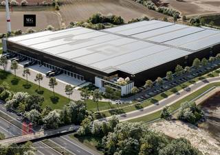 Uitstekend gelegen logistiek magazijn van <strong>7.627 m² </strong>met mezzanine van <strong>870 m² </strong>en met <strong>290 m²</strong> kantoorruimte te huur.<br />Het modern magazijn met een vrije hoogte van 13,70 m is voorzien van o.a.<strong> 8 laadkades</strong>, een gelijkvloerse poort en polybetonvloer (5 T/m²).<br /><br /><strong>MG Park Liessel</strong> is een toekomstgericht industriepark dat zich richt op duurzame bedrijfsvoering en moderne infrastructuur. Gelegen op een strategische locatie nabij de E313 snelweg, biedt het park uitstekende verbindingen voor bedrijven die snel toegang willen tot de Europese markten.<br /><br />Met kenmerken zoals regenwateropvang, waterdoorlatende parkeerplaatsen en energie-efficiëntie via warmtepompen, biedt <strong>MG Park Liessel</strong> een unieke kans om uw bedrijfsvoering te optimaliseren en tegelijkertijd uw ecologische voetafdruk te verkleinen. Het park streeft naar <strong>BREEAM ‘Excellent</strong>’-certificering en biedt een veilige en efficiënte werkomgeving, met aparte toegangen voor voetgangers en fietsers, laadpunten voor elektrische voertuigen en een modern fietsenstalling- en douchecomplex. Dit is de ideale locatie voor bedrijven die willen bijdragen aan een duurzame toekomst en tegelijkertijd hun operationele efficiëntie willen verhogen.<br /><br />Ruime parkeer- en manoeuvreerruimte voorzien op het verhard terrein.<br />Contacteer <strong>PANORAMA B2B</strong> voor bijkomende inlichtingen of een vrijblijvend plaatsbezoek <strong>0474 17 17 15</strong>.