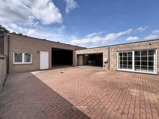 <p>Wonen & werken in Beernem – Ruime woning met ca. 120 m² opslagruimte!<br /><span><span><span><span><span><span><span><span><span><span><span><span><span><span>Ruime en veelzijdige eigendom op 624m² grond</span><span>, met maar liefst </span><span>270 m² bewoonbare oppervlakte</span><span>, 3 slaapkamers en de mogelijkheid tot </span><span>gelijkvloers wonen</span><span>.</span></span></span></span></span></span></span></span></span></span></span></span></span></span><br /><span><span><span><span><span><span><span><span><span><span><span><span><span><span>De absolute troef is de </span><span>ca. 120 m² grote garage/opslagruimte met bureel</span><span>, ideaal voor </span><span>zelfstandigen en ondernemers</span><span>. Zeer geschikt als opslagruimte voor materiaal, voertuigen en goederen.</span></span></span></span></span></span></span></span></span></span></span></span></span></span><br /><span><span><span><span><span><span><span><span><span><span><span><span><span><span>De woning combineert comfortabel wonen met de mogelijkheid om </span><span>wonen en werken op één locatie</span><span> te verenigen.</span></span></span></span></span></span></span></span></span></span></span></span></span></span><br /><br /><strong>INDELING:<br /><em><u>Gelijkvloers:</u></em><br /><u>WONING:</u></strong><br />Ruime inkomhal - LICHTRIJKE living - volledig ingerichte keuken (O.a. met keramisch fornuis, dampkap, dubbele spoelbak, heteluchtoven, ingebouwde microgolfoven, frigo en vaatwasmachine) - veranda (met gashaard) – ruime berging/wasplaats (met voorzieningen voor wasmachine en droger) - 2de leefruimte (met gashaard, sauna en douche) - veranda - afzonderlijk gastentoilet - slaapkamer/bureel - ruime garage (met automatische sectionale poort) - ZUIDgericht terras - ruime verharde oprit.<br /><br /><u><strong>BIJGEBOUW:</strong></u><br />Opslagruimte (met automatische sectionale poort) - bureel - wasplaats - afzonderlijk toilet - douche.<br /><br /><em><strong><u>Eerste verdieping:</u></strong></em><br />Ruime nachthal/bureelruimte (extra slaapkamer mogelijk) – kwalitatieve badkamer (O.a. met lavabomeubel, hangtoilet, ligbad én douche) - ruime slaapkamer met ruime dressing – slaapkamer 3 met mezzanine.<br /><br /><u><strong>Opmerkingen:</strong></u><br />- 28 ZONNEPANELEN aanwezig!<br />- ROLLUIKEN aanwezig!<br />- Volledig omheind.<br />- Videofonie aanwezig.<br />- Waterverzachter aanwezig.<br />- <span><span><span><span><span><span><span><span><span><span><span><span><span><span><span>270 m² bewoonbare oppervlakte</span></span></span></span></span></span></span></span></span></span></span></span></span></span></span><br />- Afgesloten met elektrische toegangspoort.<br /><br />Een unieke kans voor wie ruimte zoekt om comfortabel te wonen én professioneel actief te zijn. GELIJKVLOERS wonen mogelijk! Aarzel zeker niet om ons te contacteren voor een bezoek ter plaatse: 050/70.01.02 - info@centro.be.</p>