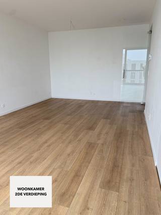 Dit instapklaar nieuwbouwappartement is gelegen op de tweede verdieping van een kleinschalig residentieel gebouw &amp; is uiterst gunstig gelegen op wandelafstand van openbaar vervoer, station &amp; het centrum van Lier.<br /><br />Via de inkomhal betreden we de aangename &amp; ruime woonkamer met veel lichtinval dankzij het grote schuifraam die toegang geeft tot het zeer ruime, <strong>ZUID-GERICHTE </strong>terras. Aansluitend in de woonkamer vinden we de open leefkeuken die volledig uitgerust is met alle toestellen. Voorts vinden we nog een berging (aansluiting voor wasmachine &amp; droogkast), afzonderlijk toilet, badkamer (enkele lavabo &amp; inloopdouche met regendouche en handsproeier) &amp; 2 slaapkamers. In de kelder bevindt zich nog een ondergrondse kelderberging. Deze is <strong>INBEGREPEN</strong> in de huurprijs.<br /><br />Zowel het appartement als de kelder zijn bereikbaar met de lift. Gezien de hoogwaardige afwerking &amp; energiezuinigheid is dit appartement zeker de moeite waard! <br /><br /><strong>BIJZONDERHEDEN:</strong><br /><br />- Centrale, rustige ligging nabij centrum van Lier<br />- Hoogwaardige afwerking<br />- Zeer ruim terras met Z-oriëntatie<br />- Vloerverwarming<br />- Ventilatiesysteem type D<br />-  Zeer energiezuinig (E25)<br />- 3 zonnepanelen inbegrepen<br /><br /><strong>Onmiddellijk beschikbaar.</strong><br /><br />Voor meer info of een bezoek: info@immobilli.be of +32 473 37 28 40.