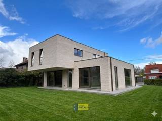 <p><span>BEN nieuwbouwvilla met 4 slaapkamers en 2 badkamers op groot perceel van 1395 m². We komen de woning binnen via de inkomhal met plaats voor vestiaire. Doorgang naar ruime en licht leefruimte met open keuken. Via twee schuiframen komen we op het grote terras met zuidwest oriëntatie dat deels overdekt is. Verdert is er ook nog een berging met plaats voor wasmachine en een garage. Op de eerste verdieping bevinden zich de master bedroom met plaats voor dressing en ensuite badkamer. Er zijn ook nog 3 slaapkamers, bureelruimte, douchekamer en aparte wc. De woning is voorzien van de meest recente technieken van isolatie en verwarming en haalt daarbij een e-peil dat onder de 20 ligt. Dit onder meer door de warmtepomp in combinatie met vloerverwarming, ventilatie type D en zonnepanelen. AANKOOP MOGELIJK AAN 6% BTW.</span></p>