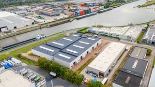 Op een strategische locatie in Evergem bevindt zich dit gloednieuwe bedrijfsgebouw met een totale oppervlakte van 715 m². De volledige...