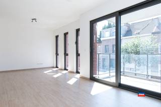 <p><span>HOBOKEN | RECENT APPARTEMENT (BJ 2016) MET TERRAS GELEGEN OP DE EERSTE VERDIEPING VAN GEBOUW MET LIFT | EPC A |</span></p><p><span>Indeling als volgt : inkomhal - woonkamer met, geïnstalleerde keuken - berging met aansluiting wasmachine - terras - slaapkamer - badkamer met douche en lavabomeubel - toilet.</span></p><p><span>Kelderberging aanwezig in de ondergrondse verdieping.</span></p><p><span>Maandelijkse kosten bedragen 70 euro (blokpolis, onderhoud, syndicus, minuterie, ...).</span></p><p><span>Aparte meters voor elektriciteit, gas en water.</span></p><p><span>Verplichting tot aankoop bijhorende ondergrondse autostaanplaats (VP: 15.000 euro).</span></p><p><span> </span></p><p><span>Grote troeven: </span></p><ul><li><span>Zeer veel lichtinval</span></li><li><span>Zeer energiezuinig (EPC A)</span></li><li><span>Gelegen in rustige woonwijk vlakbij winkels, scholen en openbaar vervoer, ...</span></li><li><span>Ondergrondse berging </span></li><li><span>Fietsenstalling aanwezig</span></li><li><span>Elektriciteit is conform het AREI</span></li><li><span>Aparte meters voor elektriciteit, gas en water</span></li><li><span>Geen asbestattest vereist want bouwjaar na 2001</span></li><li><span>Autostaanplaats beschikbaar</span></li></ul><p><span> </span></p><p><span> </span></p>