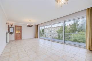 <p><span>Zeer licht appartement met 2 slaapkamers, een ruim terras en een autostaanplaats te koop te Hoboken aan de Praaglaan 37.</span></p><p><span>Dit appartement met twee slaapkamers bevindt zich op de vierde verdieping van een kleinschalig gebouw met lift, op wandelafstand van het Schoonselhof en Fort 8. </span></p><p><span>Openbaar vervoer, winkels en scholen liggen in de directe omgeving en met een vlotte verbinding naar het centrum van Antwerpen. </span></p><p><span> </span></p><p><span> </span></p><p><span>Indeling :</span></p><p><span> </span></p><p><span>- inkomhal</span></p><p><span>- berging</span></p><p><span>- woonkamer met veel lichtinval</span></p><p><span>- groot terras</span></p><p><span>- ruime keuken</span></p><p><span>- badkamer</span></p><p><span>- aparte wc</span></p><p><span>- slaapkamer 1</span></p><p><span>- slaapkamer 2</span></p><p><span> </span></p><p><span>Troeven:</span></p><p><span>- lift</span></p><p><span>- EPC 162 kWh/m² jaar - label B</span></p><p><span>- asbestveilig attest</span></p><p><span>- ramen in Alu-kader met dubbele beglazing</span></p><p><span>- recente individuele centrale verwarming op gas (2021)</span></p><p><span>- ruime autostaanplaats met kasten -1</span></p><p><span>- voorschotten op de vaste kosten bedragen 150 euro/maand</span></p><p><span> </span></p><p><span> </span></p><p><span>Ben jij geïnteresseerd in dit appartement te koop in Hoboken, ben je op zoek naar ander vastgoed of wens je de waarde van jouw eigendom te kennen? Dan ben je bij BOLT immo aan het juiste adres! Wij helpen jou graag verder.</span></p><p><span> </span></p>