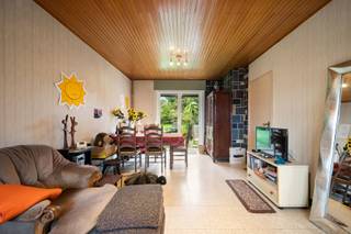 Gelegen op een zeer unieke locatie in het centrum van Kessel-Lo, kan je deze halfopen bebouwing op een prachtig perceel terugvinden. De locatie van deze woning is bijzonder omwille van de rustige en centrale ligging. Binnen de 10 minuten wandelen ben je zowel bij het station van Leuven als bij het Provinciaal Domein als bij Hal 5. De woning krijgt dan ook een Mobiscore van maar liefst 9,5. Ook de achterzijde van de woning is uniek omwille van de ruimte van het perceel, oriëntatie en privacy.<br /><br />In 2023 werd het dak vernieuwd en in 2024 de ramen. Ook de spouwmuren werden reeds geïsoleerd. Dit resulteert momenteel al in een mooie EPC score B. Dankzij deze ingrepen is het mogelijk om onder het dak de ruimtes snel om te vormen tot extra kamers. Kopers met renovatieplannen kunnen hier dus gefaseerd aan de slag gaan. <br /><br />Op de benedenverdieping sluiten momenteel de leefruimte als de keuken zeer fijn aan met het terras en de tuin. De woning heeft als extra toevoeging een kelderruimte, garage langs de zijkant en een ruime bergplaats in de tuin aan de rechterzijde van de scheidingsmuur. <br /><br />Voor wie dus op zoek is naar een gegeerde thuisplek in Kessel-Lo, is deze veelzijdige woning een unieke kans om volledig naar eigen "goesting" en visie om te vormen tot zijn of haar droomwoning. <br /><br />Heeft u interesse in een bezoek? Contacteer ons via het nummer 016 23 21 45.