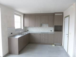 The apartment is located on the 2nd floor and includes a spacious living room, a fitted open kitchen, a storage room, 2 bedrooms with laminate flooring, one of which has a dressing room.<br /><br />Entrance with cloakroom and separate toilet. Fully equipped bathroom with bath/shower. There is an elevator provided and also a parking space in the basement (P13) with a spacious storage room behind it.<br /><br />Central heating with gas, heating via radiators, PVC windows with high-efficiency glazing, and all in accordance with EPB regulations. Year of construction 2012.<br /><br />The apartment is very well located within walking distance of the city center, public transport, and in the vicinity of schools.<br /><br />Available from October 1, 2025, or earlier by appointment with the current tenant.<br /><br />EPC value: 75 kWh/m² (Class A).<br /><br />Rent: 800 €<br /><br />Common costs: 40 €