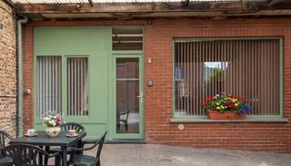 <p><strong>Praktisch gelijkvloers appartement/woning met praktijkmogelijkheden en parking</strong></p>
<p>Bent u op zoek naar een praktisch gelijkvloers appartement/woonst met een goede ligging en voldoende parkeergelegenheid? Dan is deze eigendom in het landelijke Kerksken zeker interessant.</p>
<p>Het appartement werd de voorbije jaren deels vernieuwd en biedt mogelijkheden voor een vrij beroep, praktijkruimte of zelfstandige activiteit dankzij de mogelijkheid tot een aparte inkom en de aanwezige parkeerplaatsen.</p>
<p>De keuken werd vernieuwd in 2021 en is uitgerust met onder andere een nieuwe kookplaat, oven en koelkast. De badkamer beschikt over een ligbad, inloopdouche, toilet en wastafel in meubel.</p>
<p>Verder beschikt het appartement over een warmtepomp/airco-unit in de slaapkamer en badkamer en een gaskachel in de leefruimte.</p>
<p>Technische troeven:<br />✔ EPC-label C – geen renovatieverplichting<br />✔ Elektriciteit conform tot 2043<br />✔ Geen asbest aanwezig<br />✔ Geïsoleerd plat dak<br />✔ Grotendeels PVC-ramen met hoogrendementsglas<br />✔ Mogelijkheid tot 2 slaapkamers</p>
<p>Achteraan bevindt zich een ruime slaapkamer met aansluitend een veranda/polyvalente ruimte en wasplaats. Dankzij de praktische indeling kan hier eenvoudig een tweede slaapkamer gecreëerd worden. Daarnaast is er een aangenaam terras aanwezig.</p>
<p>Buiten beschikt het appartement over 3 privatieve parkeerplaatsen, waarvan 2 overdekt.</p>
<p>Interessant voor alleenstaanden, jonge gezinnen, zelfstandigen of als investering/verhuring.</p>