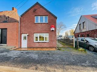 <strong>Moorslede - Halfopen bebouwing met landelijke ligging te koop.</strong><br /><br /><em>Deze woning zoekt nieuwe eigenaars! Bod welkom! </em><br /><br />Beschikt over 3 slaapkamers op het eerste verdiep, heeft ook een aparte ruimte buiten die kan dienen als polyvalentie ruimte / magazijn.<br /><br /><strong>Indeling:</strong><br />Inkomhal met gastentoilet, living, (open) keuken, koele berging, badkamer, polyvalente ruimte buiten en mooie tuin met verzicht.<br /><u>1ste verdieping:</u> 3 slaapkamers<br /><br /><strong>Troeven:</strong>
<ul><li>Tuin met verzicht</li><li>Rustige ligging</li><li>Halfopen bebouwing (carport)</li></ul>
Dit is een vanafprijs.<br />Renovatieplicht