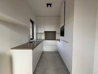 <strong>PENTHOUSE <br /><br /></strong>Dakappartement in het mooie, groene Residentie Torenhof. Jong dakappartement met inkom, keuken met aansluitend eetkamer, zithoek, een grote en een kleine slaapkamer, apart toilet, badkamer en ruimte voor wasmachine. Grote raampartijen wat zorgt voor veel lichtinval. Ruim terras met zicht op veel groen. Ondergrondse autostaanplaats en kelderberging inbegrepen.<br /><br /><strong>BIJZONDERHEDEN<br /><br /></strong>cv op gas, vloerverwarming, lift, €100 gemeenschappelijke kosten, zonnepanelen<br /><br /><strong>POSITIEVE ASPECTEN<br /><br /></strong>energiezuinig<br />jong appartement<br />groene omgeving<br />in- en uit het centrum
