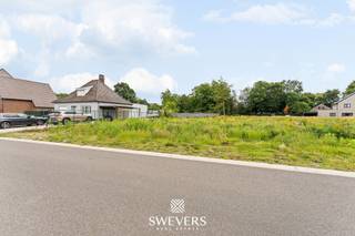 Voor meer info en foto’s, surf naar www.swevers.be – Bouw uw droomwoning op deze aantrekkelijke bouwgrond voor open bebouwing in Heusden-Zolder. Het perceel ligt aan Weg naar de Grauwe Steen en combineert een rustige woonomgeving met een vlotte bereikbaarheid.<br />Met een oppervlakte van 654 m², een perceelbreedte van 15 meter en een diepte van 50,49 meter biedt deze grond heel wat mogelijkheden voor een comfortabele gezinswoning met tuin. De zuidoostelijke oriëntatie zorgt voor aangenaam natuurlijk licht en fijne zonmomenten, ideaal voor wie droomt van een zonnig terras of een gezellige buitenruimte.<br />De bestemming voor open bebouwing biedt ruimte om een woning te realiseren die aansluit bij uw eigen wensen en plannen, onder voorbehoud van de nodige vergunningen. Ook de ligging is een sterke troef: scholen bevinden zich op 1 km, winkels op 900 meter en openbaar vervoer en recreatie op slechts 400 meter. Dankzij de nabijheid van de snelweg op 3,8 km is deze locatie ook interessant voor pendelaars. Een mooie kans voor wie ruimte, rust en bereikbaarheid wil combineren in Heusden-Zolder. Voor meer informatie, bel 011 255 155.
