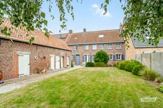 Gelegen in de Stampkotstraat te Oekene, op wandel- en fietsafstand van het centrum en alle dagelijkse voorzieningen, vinden we deze charmante woning met heel wat karakter en authentieke elementen. Dankzij de vlotte verbinding met de autosnelweg en de nabijheid van het centrum van Roeselare geniet u bovendien van een uitstekende bereikbaarheid.<br /><br />Bij het binnenkomen wordt u verwelkomd in een aangename inkomhal. Deze geeft toegang tot een apart toilet en een praktische douchekamer. Vanuit de inkomhal komen we in de gezellige leefruimte, waar de authentieke elementen en het karakter van de woning mooi tot hun recht komen.<br /><br />De leefruimte bestaat uit een gezellige zithoek, eetplaats en open volledig geïnstalleerde keuken. De verschillende ruimtes vloeien mooi in elkaar over en vormen samen een aangename leefomgeving.<br /><br />Verder beschikt de woning over een ruime garage, met plaats voor een wagen en voldoende extra ruimte voor fietsen, materiaal en opslag.<br /><br />Op de eerste verdieping bevindt zich een eerste ruime slaapkamer met ensuite badkamer. Daarnaast zijn er nog twee slaapkamers en een ruime polyvalente ruimte. Deze laatste kan perfect dienstdoen als bureau, hobbyruimte, speelruimte of mits inrichting opnieuw als extra slaapkamer.<br /><br />Buiten kunt u genieten van een rustige en aangename tuin, ideaal om in alle privacy te ontspannen.<br /><br />Een absolute meerwaarde is het aanwezige bijgebouw, dat momenteel aan renovatie toe is. Mits de nodige aanpak biedt deze ruimte tal van mogelijkheden. Denk bijvoorbeeld aan een mancave, bureauruimte, hobbyruimte, poolhouse of extra ontspanningsruimte.<br /><br />Voor meer informatie of een bezoek, contacteer ons via axel@immofrancois.be of 0471/45.29.95.<br /><br />