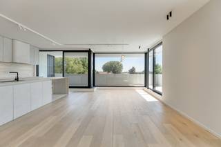 <p><strong>Prestigieus nieuwbouwproject “The Ensemble” in het hart van Assenede, waar stijl en comfort samenkomen in een unieke, karaktervolle omgeving.</strong><br /><br /><strong>Indeling<br /></strong>Via de inkom betreedt men het appartement op de tweede verdieping. Men komt meteen uit in de hal met een apart gastentoilet.<br /><br />Via de <strong>zwarte stalen deur</strong> bereikt men een tweede hal. Rechts bevindt zich de slaapkamer met <strong>ensuite badkamer</strong>, uitgerust met een dubbele lavabo en inloopdouche. De slaapkamer is voorzien van <strong>ingemaakte kasten</strong>.<br /><br />Rechtdoor vanuit de stalen deur vindt men de technische berging, links de <strong>ruime moderne leefkeuken </strong>en vervolgens de leefruimte die uitgeeft op het <strong>grote, zuidwestgerichte terras</strong>.<br /><br /><strong>Omschrijving<br /></strong><strong>“The Ensemble” omvat een exclusief geheel van 10 luxueuze appartementen en 1 handelsruimte (opsplitsbaar in 4)</strong>, ontworpen in een <strong>verfijnde, moderne architectuur</strong> geïnspireerd op de elegante kuststijl. Elk appartement straalt <strong>licht</strong>, <strong>ruimte</strong> en <strong>klasse</strong> uit, met een hoogwaardige afwerking en oog voor detail.<br /><br />De appartementen zijn zorgvuldig ingedeeld om <strong>maximaal wooncomfort</strong> te bieden en genieten van een harmonieuze <strong>combinatie van moderne luxe en tijdloze esthetiek</strong>. Grote raampartijen zorgen voor een overvloed aan <strong>natuurlijk licht</strong> en creëren een aangename woonbeleving.<br /><br />Voor elk appartement is er de mogelijkheid om één ondergrondse autostaanplaats aan te kopen. Prijzen vanaf €37.500,- per autostaanplaats. Daarnaast beschikt het project over een <strong>gemeenschappelijke ondergrondse fietsenstalling</strong>, wat bijdraagt aan het praktische en duurzame karakter van het geheel. <strong>De prijzen zijn excl. BTW</strong>. Mogelijkheid tot 6%.<br /><br /><strong>Ligging:<br /></strong><strong>“The Ensemble”</strong> is uitstekend gelegen op de <strong>Markt van Assenede</strong>, in de Stadhuisstraat, pal naast het stadhuis en met een prachtig zicht op de kerk. U geniet hier van een <strong>centrale ligging</strong> met <strong>alle voorzieningen, winkels en horeca op wandelafstand</strong>, terwijl u tegelijkertijd woont in een charmante en sfeervolle omgeving.<br /><br /><strong>Een unieke kans voor wie op zoek is naar exclusief wonen of een waardevolle investering in het centrum van Assenede.</strong></p>