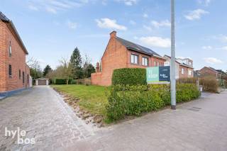 NIEUWE VOORWAARDEN! Aan de stadsrand gelegen mooi stuk bouwgrond geschikt voor een halfopen bebouwing. Oppervlakte: 625,73m². Vlotte verbinding...