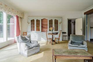 Grâce à son salon spacieux, à ses quatre chambres spacieuses et à ses deux salles de bains, c'est la maison familiale par excellence. Le grenier...