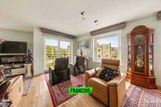 Ontdek dit instapklare appartement in het centrum van Oostkamp, waar ruimte, comfort en een uitstekende ligging samenkomen.<br /><br />Dit appartement biedt met z'n 148 m² voldoende ruimte om tot rust te komen midden in het centrum. De lichtrijke leefruimte vormt het hart van het appartement en sluit naadloos aan op het zonnige balkon. De keuken is praktisch ingericht en voorzien van alle basiscomfort. Verder beschikt het appartement over twee volwaardige slaapkamers en een verzorgde badkamer. Dankzij de inpandige garage geniet je bovendien van extra gemak en veiligheid. Door de centrale ligging bevinden winkels, horeca en belangrijke verbindingswegen zich vlakbij.<br /><br />Het appartement heeft een EPC-label A en werd zeer goed onderhouden. Ideaal voor wie meteen wenst in te trekken.<br /><br />Ben je op zoek naar een ruim appartement te koop in Oostkamp met een topligging? Neem vandaag nog contact op met Immo Francois, actief in Oostkamp, Sint-Andries, Sint-Michiels en Varsenare, en plan je bezoek.<br /><br />Denk je eraan om je woning in Oostkamp te verkopen? Neem vrijblijvend contact op met Eva van Immo Francois in Oostkamp voor een gratis schatting via eva@immofrancois.be.<br /><br />