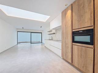 <p><span>BEZOEK? Bel 09/225.00.78 </span></p><p><span>Ontdek dit exclusieve </span><span>duplex nieuwbouwappartement,</span><span> ideaal gelegen in het hart van de stad. Deze stijlvolle woonst combineert </span><span>modern comfort</span><span> met een </span><span>energiezuinige BEN-afwerking</span><span> en </span><span>hoogwaardige materialen</span><span>.</span></p><p><span>Dankzij de combinatie van een </span><span>warmtepomp</span><span>, </span><span>zonnepanelen </span><span>en </span><span>vloerverwarming </span><span>geniet u van een duurzame en energiezuinige woonst met </span><span>bijzonder lage energiekosten</span><span>.</span></p><p><span>Een absolute troef is de gezellige </span><span>privatieve tuin</span><span> van 20 m², een zeldzaamheid in een stedelijke omgeving. Binnenin wordt u verwelkomd in een lichtrijke leefruimte (32 m²) met een volledig uitgeruste open keuken, voorzien van kwalitatieve AEG-toestellen. Het appartement beschikt over drie volwaardige slaapkamers (13, 12 en 10 m²), ideaal voor gezinnen, een thuisbureau of hobbyruimte. De badkamer is uitgerust met een inloopdouche, dubbele wastafel en toilet.</span></p><p><span>Doorheen het volledige appartement zijn </span><span>maatwerkkasten </span><span>voorzien, wat zorgt voor extra opbergruimte en een strak, afgewerkt interieur.</span></p><p><span>Het appartement maakt deel uit van een </span><span>kleinschalige residentie</span><span> met slechts vier units, wat garant staat voor een rustige woonomgeving zonder syndickosten.</span></p><p><span>Extra troeven zijn de ruime berging met aansluiting voor wasmachine en een praktische fietsenstalling.</span></p><p><span>Kortom, een ideale opportuniteit voor wie op zoek is naar comfortabel en energiezuinig wonen in een kwalitatief en kleinschalig project, midden in de stad!</span></p>