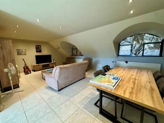 <p><span>Ruim 1-slaapkamer appartement in het centrum van Bree. </span></p><p><span> </span></p><p><span>ALGEMEEN: </span></p><p><span>- Appartement gelegen op de tweede verdieping. Geen lift aanwezig. </span></p><p><span>- Het appartement is voorzien van tegel- en vinylvloer. </span></p><p><span>- Top gelegen midden in het centrum van Bree. </span></p><p><span>- Geen gemeenschappelijke kosten. </span></p><p><span> </span></p><p><span> </span></p><p><span>INDELING</span></p><p><span>- Inkomhal / nachthal met toegang tot alle vertrekken. </span></p><p><span>- Leefruimte voorzien van een eet- en zithoek met open keuken. </span></p><p><span>- Slaapkamer voorzien van een Velux dakraam met verduistering. </span></p><p><span>- Badkamer voorzien van een ligbad, douche en wasmeubel met wastafel en kolomkasten. </span></p><p><span>- Gastentoilet voorzien van fonteintje. </span></p><p><span>- Berging voorzien van aansluiting voor wasmachine en droogkast. </span></p><p><span> </span></p><p><span>Vrij per 01/09/2025. </span></p><p><span> </span></p>