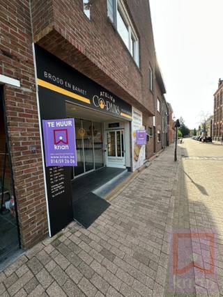 Ruim en verzorgd handelspand met een totale oppervlakte van 302 m². Het pand is momenteel ingericht als bakkerij en beschikt over een kwaliteitsvolle, professionele afwerking.<br /><br />De handelsruimte omvat een aantrekkelijke winkelruimte met koeltoog en vaste inrichting, een ruime werkruimte met professionele apparatuur, een afzonderlijke werkruimte en een grote opslagruimte. Daarnaast is er een sanitaire ruimte met douche, lavabo en toilet.<br />De aanwezige koeltoog en toestellen kunnen mee ter beschikking worden gesteld en in gebruik blijven, waardoor het pand bijzonder geschikt is voor wie de huidige bakkerijactiviteit wil voortzetten. <br /><br />Aan de buitenzijde is een geschikte plaats voorzien voor een broodautomaat.<br />De winkelruimte kan volledig worden afgesloten met een rolluik.<br /><br />Indeling: de eigenlijke winkel met toonbank - grote werkruimte - kleine werkruimte - sanitaire ruimte met toilet - volumineuze benutbare opslagruimte/magazijn.<br /><br />Belangrijkste kenmerken : <br /><br />Totale oppervlakte: 302 m²<br />EPC label B<br />Ingericht als bakkerij<br />Kwaliteitsvolle winkelinrichting<br />Koeltoog en aanwezige toestellen kunnen mee gebruikt worden<br />Ruime professionele winkelruimte<br />Afzonderlijke extra werkruimte<br />Grote opslagruimte<br />Badkamer met douche en lavabo<br />Afzonderlijk toilet<br />Plaats voor een broodautomaat aan de buitenzijde<br />Winkelruimte afsluitbaar met rolluik<br />Koeling aanwezig in werkruimte<br />Onmiddellijk beschikbaar in onderling overleg<br /><br />Een uitstekende opportuniteit voor ondernemers die op zoek zijn naar een ruime, goed uitgeruste handelsruimte met professionele voorzieningen in Geel.