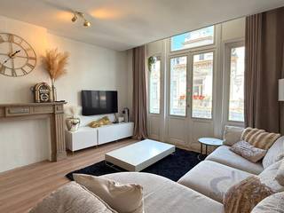 Te huur: goed gelegen duplex appartement op de tweede en derde verdieping van een kleine residentie met een prachtige gevel. Ruime leefruimtes : op niveau 1 vinden we de grote woonkamer, keuken en aangenaam terras, op niveau 2 zijn er 2 slaapkamers, een functionele bureauruimte en een lichtrijke badkamer met bad. Dit appartement ligt in het centrum van de stad op 50 m van het strand en 5 minuten wandelen van de winkelstraten. Binnenkort worden er energiebesparende werken gedaan die de bewoner ten goede komen : isolatie voorgevel, dakisolatie, nieuwe ramen en veluxen en nieuwe verwarming met warmtepompen. Voor de deur komt een fietsbox. Bezoek vanaf 10 augustus, vrij vanaf 16 september 2026. Alle info en bezoek : www.ensor.immo of 0496 68 84 67.<br /><br />