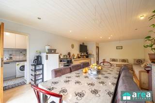 In een rustige, groene en residentiële buurt van Berchem vinden we dit ruim, doch op te frissen, appartement terug. Het appartement bevindt zich...