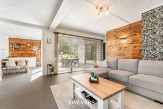 Voor meer info en foto’s, surf naar www.swevers.be –<br /><br />In het charmante gehucht Lauw, deelgemeente van Tongeren, vind je deze statige open bebouwing uit 1947 te Donkelstraat 52 op een perceel van 8are45ca. De woning werd in 2022 grondig gerenoveerd met behoud van karaktervolle elementen en biedt modern wooncomfort in een groene omgeving. Met een bewoonbare oppervlakte van 235 m² is dit de ideale gezinswoning, perfect ook voor thuiswerkers of hobbyisten.<br /><br />De lichtrijke leefruimte van 29,8 m² geeft via grote raampartijen uitzicht op de achterliggende weilanden. De keuken van 26,9 m² is strak ingericht en voorzien van een kookeiland, hoogwaardige toestellen en directe toegang tot het zuidgerichte terras—perfect voor zomerse avonden.<br /><br />Er zijn vier volwaardige slaapkamers (15, 14,4, 12,3 en 12,2 m²), waarvan de master bedroom is uitgerust met een riante inloopdressing van 12,2 m². Twee luxueuze badkamers (16 en 14,32 m²) bieden alle comfort, inclusief bad, inloopdouche en dubbele wastafels. Een extra gastentoilet is eveneens aanwezig.<br /><br />Praktisch scoort de woning sterk dankzij de ruime kelder met meerdere bergingen en een perceel van 8a45 met voldoende parkeergelegenheid. Een vergunning voor een carport is reeds verkregen. Duurzaamheid komt aan bod via een regenwaterput van 10.000 liter.<br /><br />De witgrijs gekaleide gevel en het tijdloze interieur met warme materialen creëren een hedendaagse, sfeervolle woonstijl. Dankzij de zuidgerichte oriëntatie geniet je hier van maximale lichtinval en zonovergoten buitenmomenten.<br /><br />Voor meer informatie, bel 012 699 900. Bron bewoonbare oppervlakte: EPC – verslag.