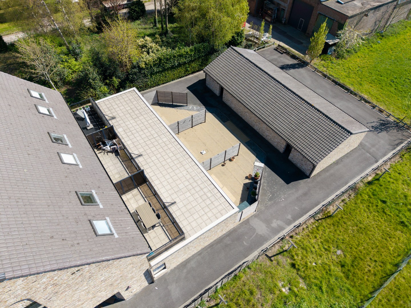 Stijlvolle opbrengsteigendom bestaande uit 6 appartementen en 6 garages! - foto 4