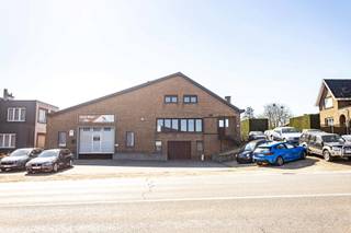 <span><strong>Ruime woning met grote loods</strong><br /></span>Bent u op zoek naar een ruime woning met loods op een centrale ligging? Wij bieden u dit pand, in uitstekend gerenoveerde staat, met maar liefst 5 slaapkamers, ruime loods/ werkplaats van meer dan 150m² en heel wat extra troeven! <br />Gelegen op de Ninoofsesteenweg te Roosdaal, is dit een commerciële toplocatie! Met verbindsdingswegen, openbaar vervoer en centrum van Roosdaal, Ninove en Ternat op een boogscheut.<br /><br /><span>Indeling </span><br />De woning is te betreden via 2 ingangen, de hoofdingang naar de privé en een zij-ingang indien u op zoek bent naar extra kantoorruimte, dienstverlening of vrije beroepen, momenteel ingericht als dressing. Verder vinden we op de gelijksvloers een ruime woonkamer (36m²), vernieuwde badkamer met ligbad en douche, een slaapkamer (16m²), apart toilet en een volledig vernieuwde keuken die directe toegang geeft tot de afgesloten veranda (22,50m²), voorzien van automatische zonnescreens.<br />Het eerste verdiep biedt 4 slaapkamers van 15-19-15 en 10m².<br />De woning is grotendeels onderkelderd en voorzien van verschillende ruimtes.<br /><br />Tot rust komen na een lange werkdag? Dat kan in de gezellige tuin met zuidoriëntatie, gezellig terras en als leuke troef: de hottub! <br /><br />SURPLUSSEN --> 19 zonnepanelen, nieuwe verwarmingsketel (2018), volledig vernieuwd dak, 10 autostaanplaatsen, gunstig EPC label, asbestvrij, conforme elektische installatie, houtkachel, hottub, zolderruimte, ....<br /><br /><span>Graag een bezoek inplannen? Contacteer ons via </span><b>info@impromove.be</b><span> of telefonisch via </span><b>02 887 80 56</b>