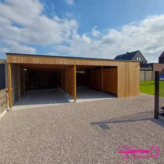 * Recent duplex appartement met carport en terras, gelegen in het centrum van Aarsele<br />* Gelijkvloers : inkomhal - fietsenberging<br />* 1ste verdieping : inkomhal - woonkamer met open keuken - apart toilet - zonnig terras<br />* 2de verdieping : 2 slaapkamers - badkamer (inloopdouche met toilet) - berging<br />* Appartement is geschilderd in het wit<br />* Verlichting is aanwezig (armaturen + inbouwspots)<br />* Vloerverwarming met lucht-water warmtepomp - koeling via vloerverwarming - boiler op warmtepomp<br />* Zonnepanelen (2500wp)<br />* EPB startverklaring wegens nieuwbouw (EPB LABEL A)<br />* €850/maand (inclusief syndic)<br />* Beschikbaar vanaf 1 januari 2027