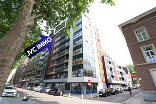 Composition (superficie nette) :Sous-sol (-1) : cave : 5m² (C17), 2 emplacements de parking couvert (P08 & P27)9ème étage : Hall d'entrée privatif :...