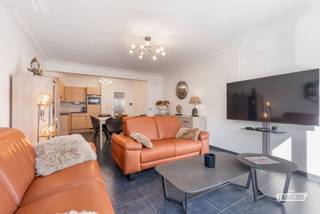 Dit prachtige appartement met twee slaapkamers geniet van een bijzonder gunstige ligging aan de Graaf Jansdijk 5, op minder dan 100 meter van de zeedijk en het strand. Het stadscentrum van Blankenberge, de winkels en het openbaar vervoer bevinden zich eveneens op wandelafstand. Dankzij de zuidgerichte ligging geniet het appartement de hele dag van aangenaam natuurlijk licht, wat zorgt voor een bijzonder lichtrijke en ruime sfeer.<br /><br />Bij het betreden van het appartement komen we in de inkomhal, die voorzien is van een praktische vestiairekast. Daarnaast vindt u er een afzonderlijk toilet en een functionele berging.<br /><br />Vanuit de inkomhal komen we in de ruime en lichtrijke leefruimte. Deze omvat een aangename zithoek die harmonieus aansluit op de gezellige eetplaats. De aangrenzende keuken vervolledigt het geheel en vormt zo een aangename en praktische leefruimte. De leefruimte en de overige woonvertrekken zijn afgewerkt met een verzorgde tegelvloer.<br /><br />Het appartement beschikt over twee ruime slaapkamers, elk voorzien van een mooie parketvloer. De badkamer is uitgerust met een wastafelmeubel, een douchecabine en talrijke opbergmogelijkheden.<br /><br />Op niveau -1 vindt u een gemeenschappelijke fietsenberging, die toegankelijk is via de garagepoort. Het appartement beschikt bovendien over een private berging, die extra en bijzonder praktische opbergruimte biedt.<br /><br />Ook technisch biedt dit appartement verschillende troeven. Zo beschikt het over een gunstig EPC met label B, is de elektrische installatie conform en bevat het gebouw geen asbest.<br /><br />Dit appartement vormt dan ook de ideale pied-à-terre voor wie op zoek is naar een ruime, kwalitatieve en perfect onderhouden woning nabij de zee, met alle voorzieningen binnen handbereik.<br /><br />Wenst u dit prachtige appartement te bezoeken? <br /><br />Aarzel dan niet en plan vandaag nog uw bezoek ter plaatse!<br /><br />