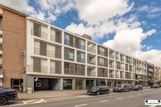 <p><span>Turnkey 1-bedroom apartment with large terrace in the heart of Brasschaat</span></p><p><span>In the center of Brasschaat you will find this well cared for and fully move-in ready apartment, located on the second floor of a recent building (2014). Thanks to the neutral and timeless finish, this apartment immediately feels like home.</span></p><p><span>The layout includes a bright living space followed by an open kitchen, fully equipped and practical. From the living space you have access to the very spacious terrace an absolute asset where you can enjoy outdoor space in peace in the middle of the center. The bathroom has a sink, toilet and shower. The bedroom has an area of about 12</span><span><sup>m2</sup></span><span> and access to the terrace. In the storage room there is room for a washing machine and central heating boiler.</span></p><p><span>Additional pluses:</span></p><ul><li><span>Underground car parking space included</span></li><li><span>Favourable EPC and compliant electricity certificate</span></li><li><span>Central location within walking distance of stores, restaurants and public transport</span></li></ul><p><span>This apartment combines the comfort of move-in ready living with an exceptional terrace and a prime location in Brasschaat.</span></p>